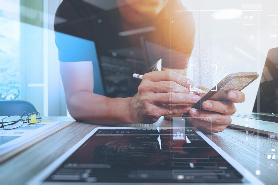 muž píše na mobilu